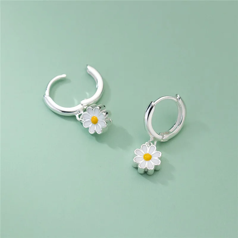 Daisy Flowers Dangle Earrings - Whispers of Grace